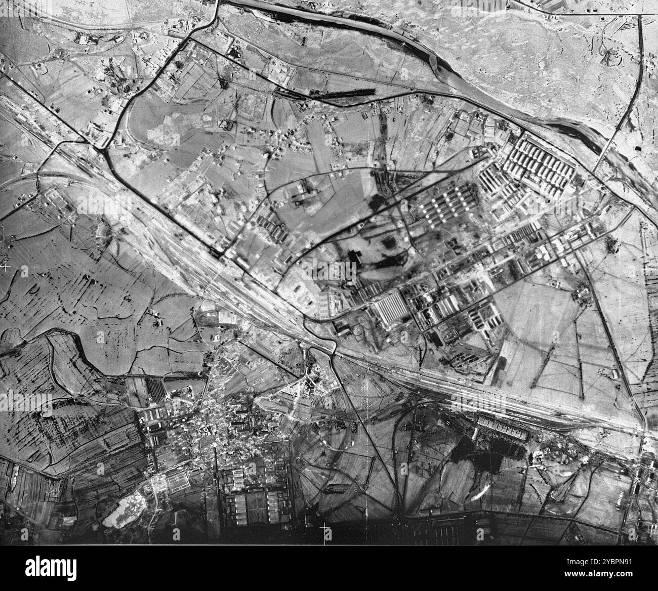 Ein Luftaufklärungsfoto von Auschwitz I., das die Kasernen und Verwaltungsgebäude der Gefangenen zeigt, die zusammen mit den Hauptbahnlinien sichtbar sind. Stockfoto