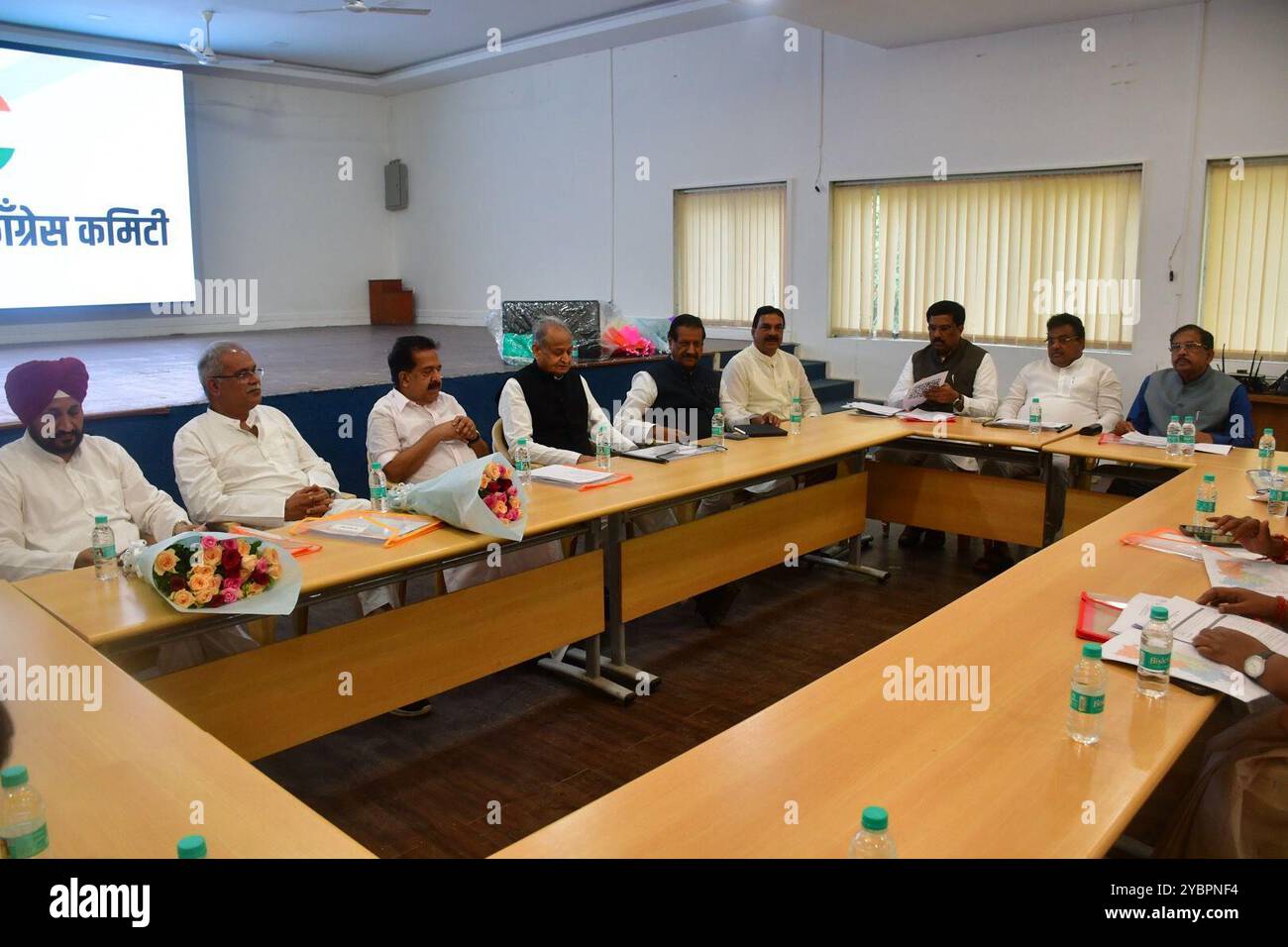 MUMBAI, INDIEN - 19. OKTOBER: Verantwortlicher Ramesh Chennithala, ehemaliger Ministerpräsident von Rajasthan Ashok Gehlot, ehemaliger Ministerpräsident von Chhattisgarh Bhupesh Baghel, ehemaliger Ministerpräsident von Punjab Charanjit Singh Channi, ehemaliger Ministerpräsident Prithviraj Chavan, Mitglied des Arbeitsausschusses des Kongresses des Kongresses von Mumbai, Varsha Gaikwad während des Treffens der von der vom 19. Oktober 2024 in der Partei in der Partei von Mumbai ernannt wurde. Unterschiede zwischen dem Kongress und der Shiv Sena (UBT), zwei der drei Hauptparteien der Opposition Stockfoto