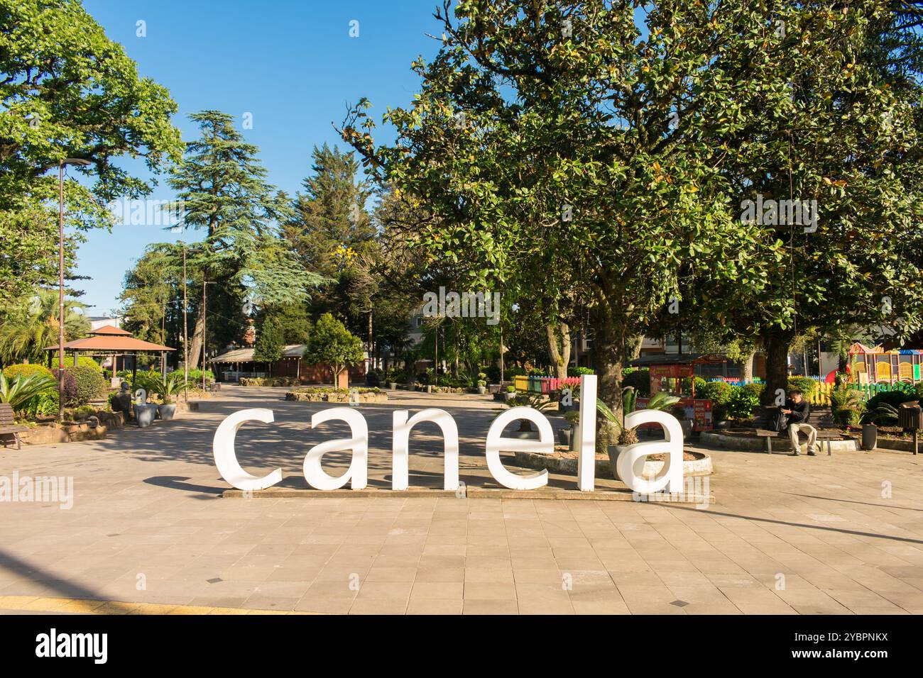 Canela, Brasilien - 15. Oktober 2024: Canela-Schild am Joao Correa-Platz - touristische Stadt in der Region Serra Gaucha Stockfoto