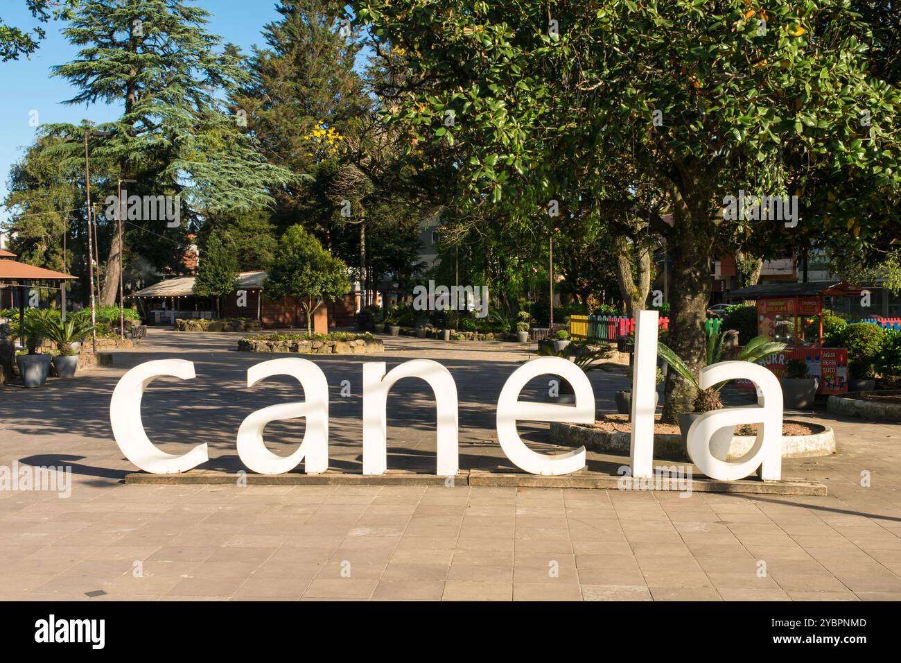 Canela, Brasilien - 15. Oktober 2024: Canela-Schild am Joao Correa-Platz - touristische Stadt in der Region Serra Gaucha Stockfoto