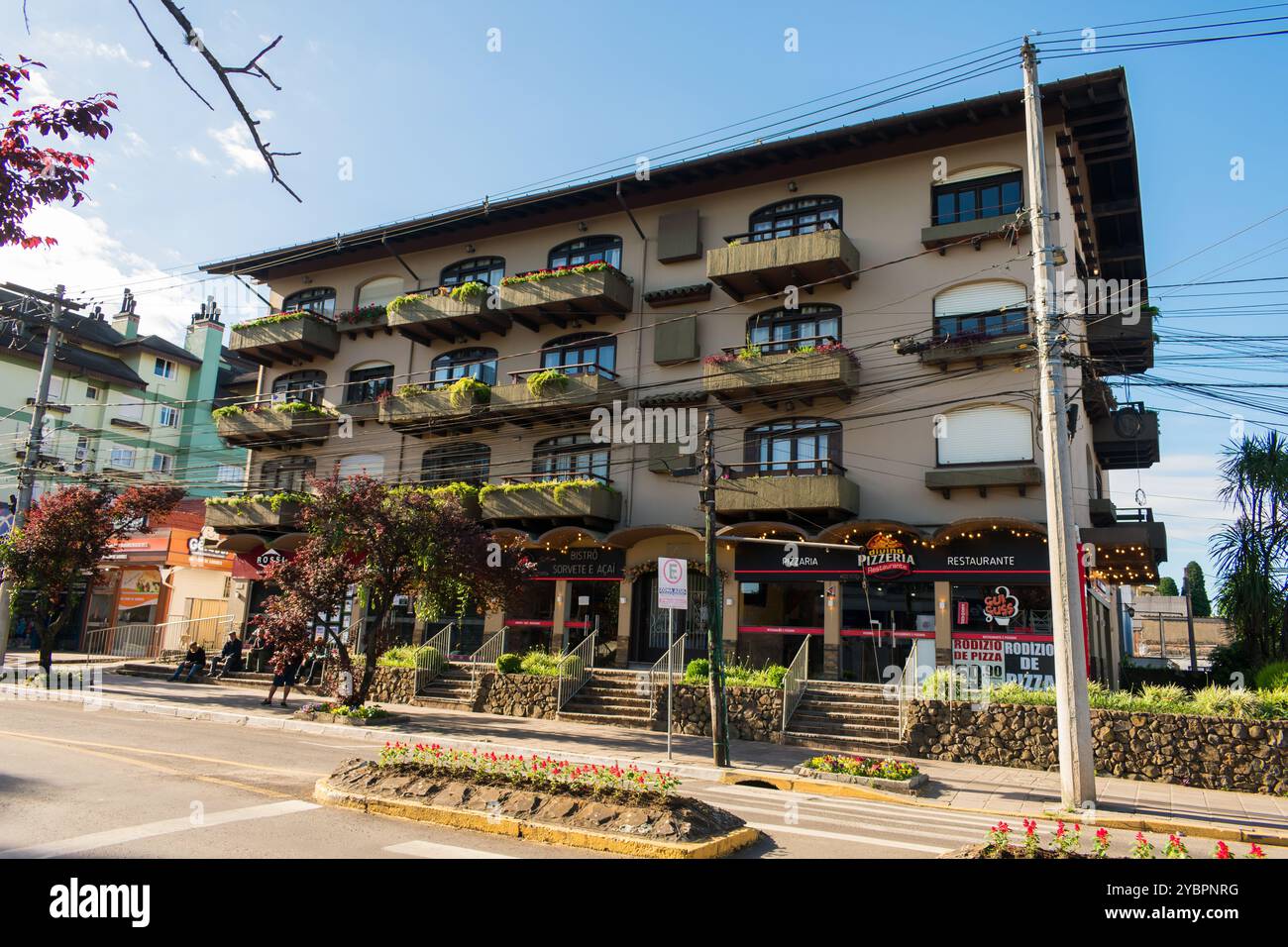 Canela, Brasilien - 15. Oktober 2024: Wohngebäude mit Geschäften und Restaurants in der Innenstadt von Canela, touristische Stadt in der Region Serra Gaucha Stockfoto