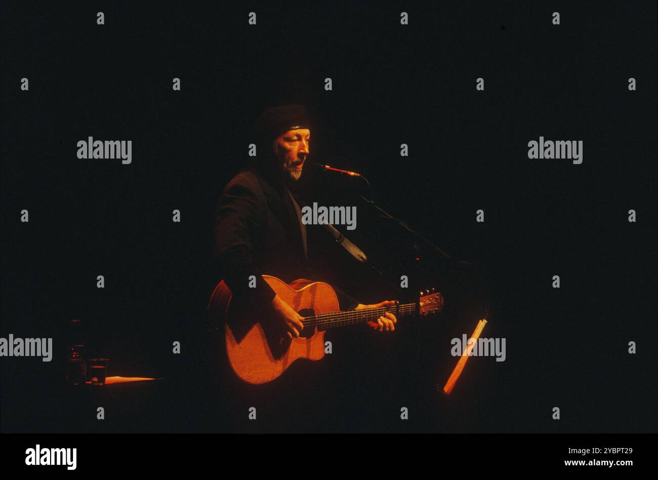 Richard Thompson trat am 17. September 2003 in Sadler's Wells in Islington, London, England auf. Stockfoto