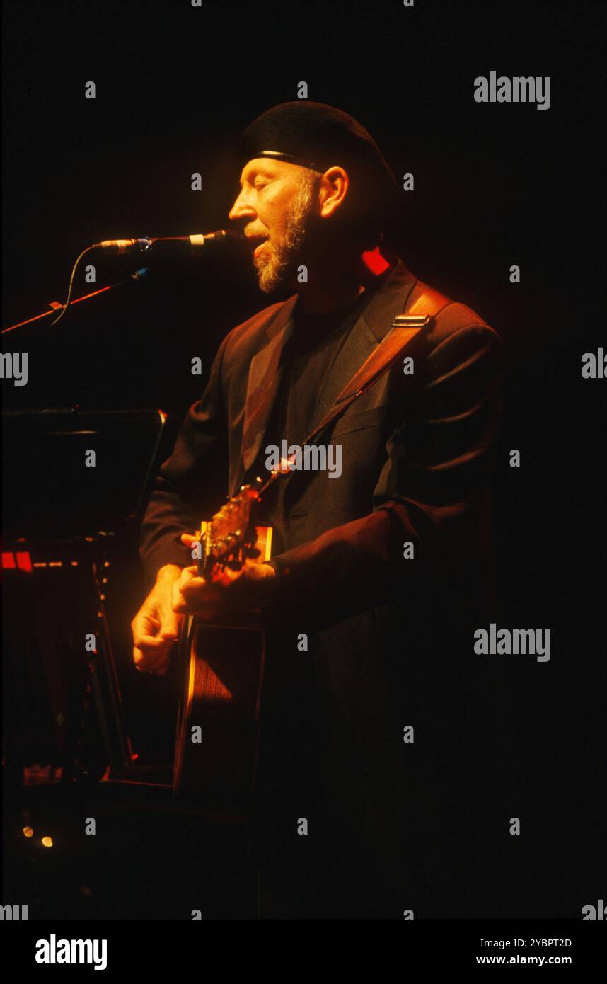 Richard Thompson trat am 17. September 2003 in Sadler's Wells in Islington, London, England auf. Stockfoto