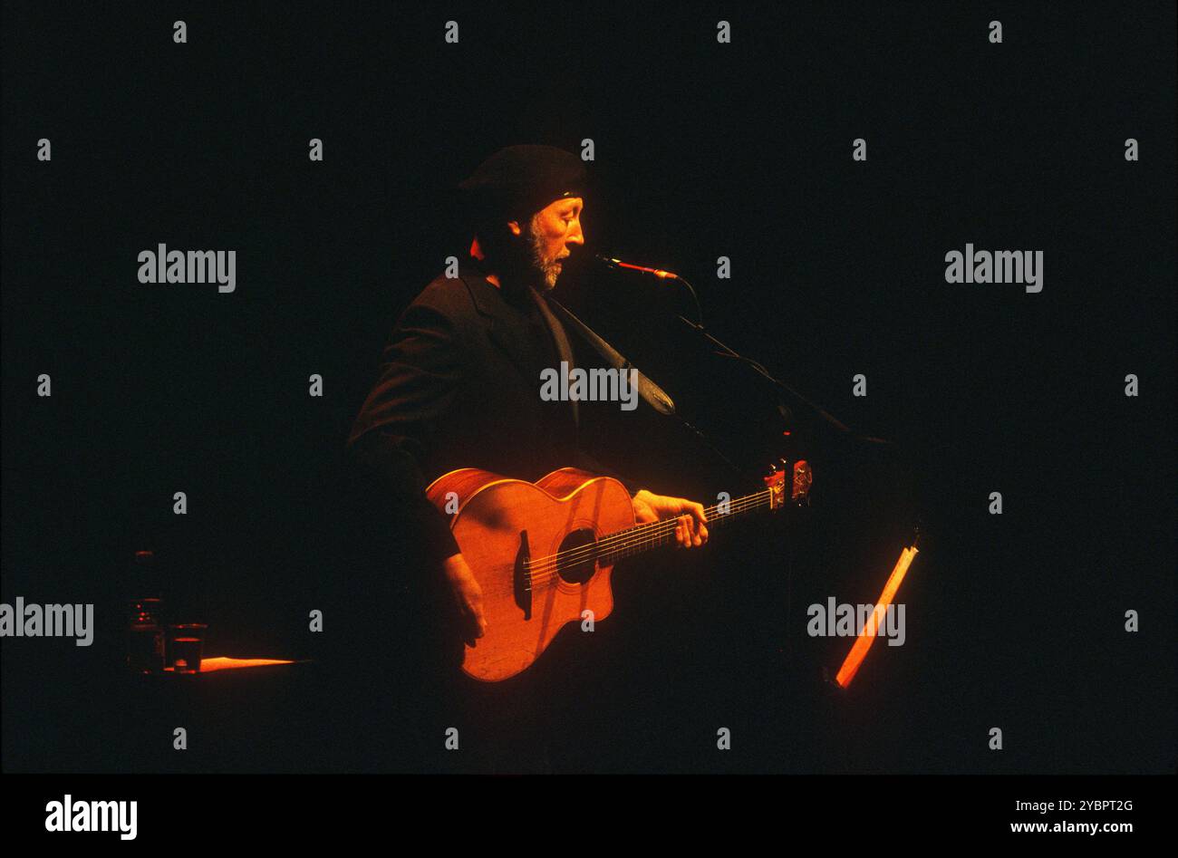 Richard Thompson trat am 17. September 2003 in Sadler's Wells in Islington, London, England auf. Stockfoto