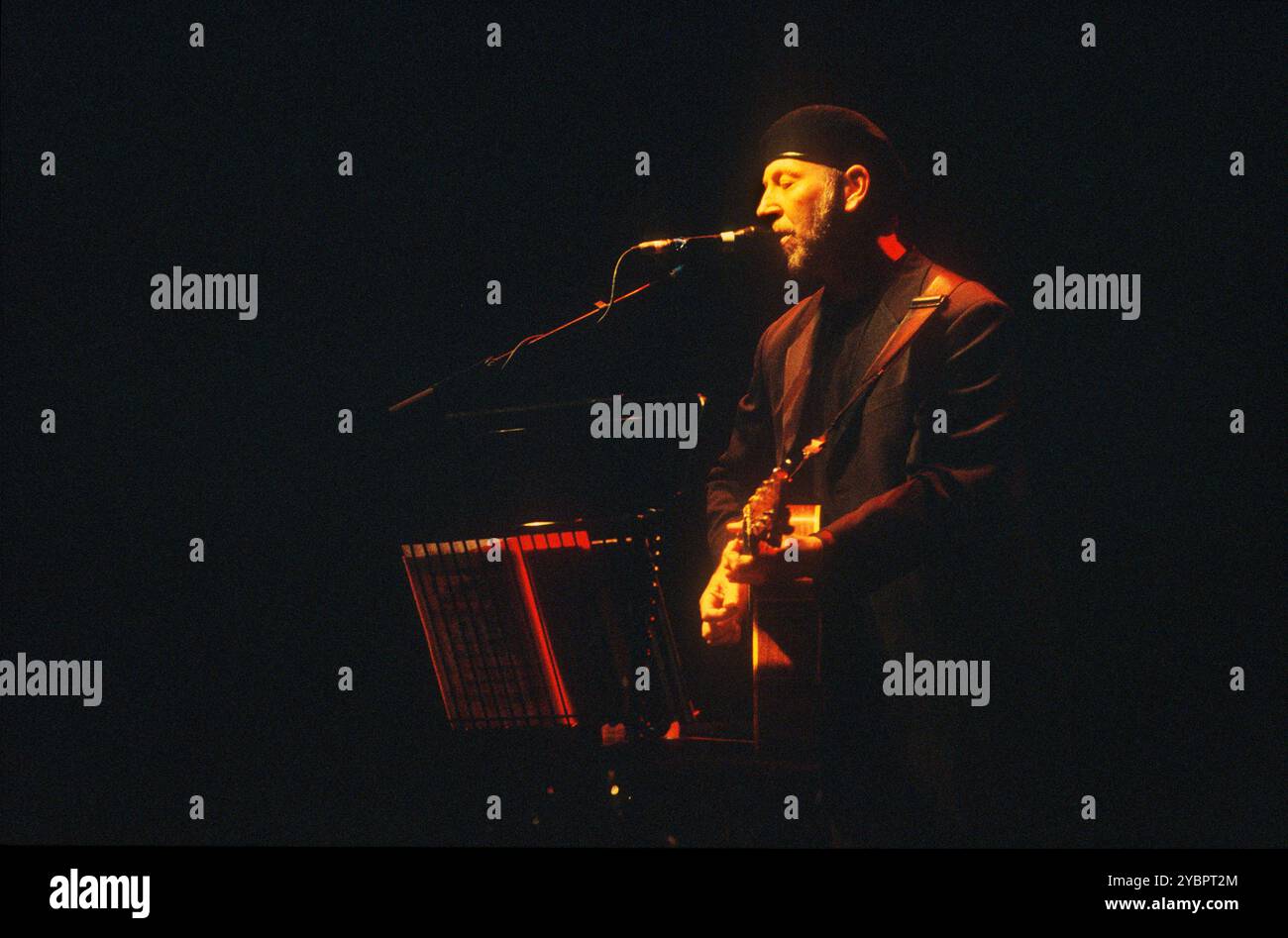 Richard Thompson trat am 17. September 2003 in Sadler's Wells in Islington, London, England auf. Stockfoto
