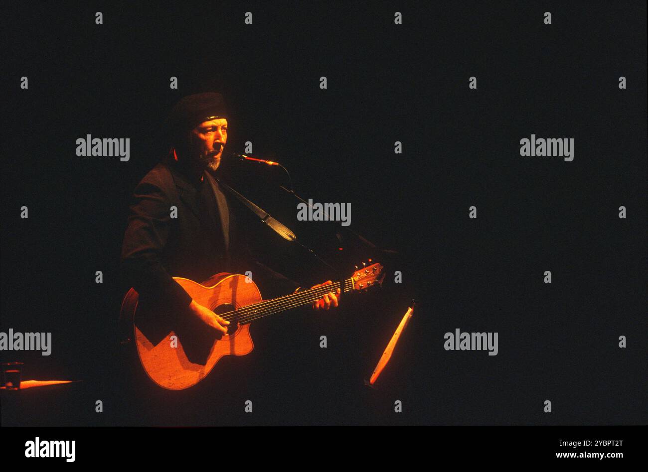 Richard Thompson trat am 17. September 2003 in Sadler's Wells in Islington, London, England auf. Stockfoto