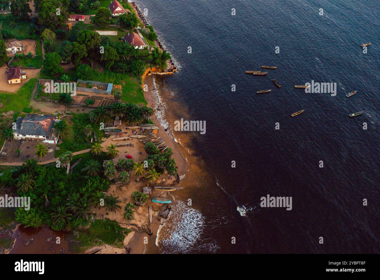 Republique demokratique du Congo, Nsiamfumu, 15.03.2024. Vue aerienne de la plage des pecheurs de Nsiamfumu avec l'Ocean qui gagne progressivement du Stockfoto