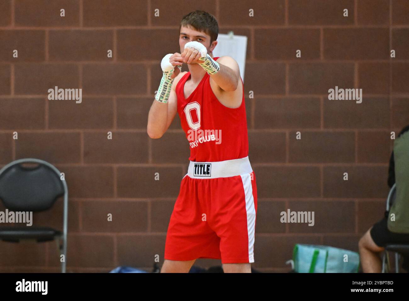 Columbus, Ohio, Usa. Oktober 2024. Brian Knicker, Bundesstaat Ohio, wärmt sich auf, bevor er UConns Patrick Sciensky in der 165lb-Klasse für Herren beim Buckeye Brawl 2024 in Columbus, Ohio, USA, gegenübertritt. Quelle: Brent Clark/Alamy Live News Stockfoto