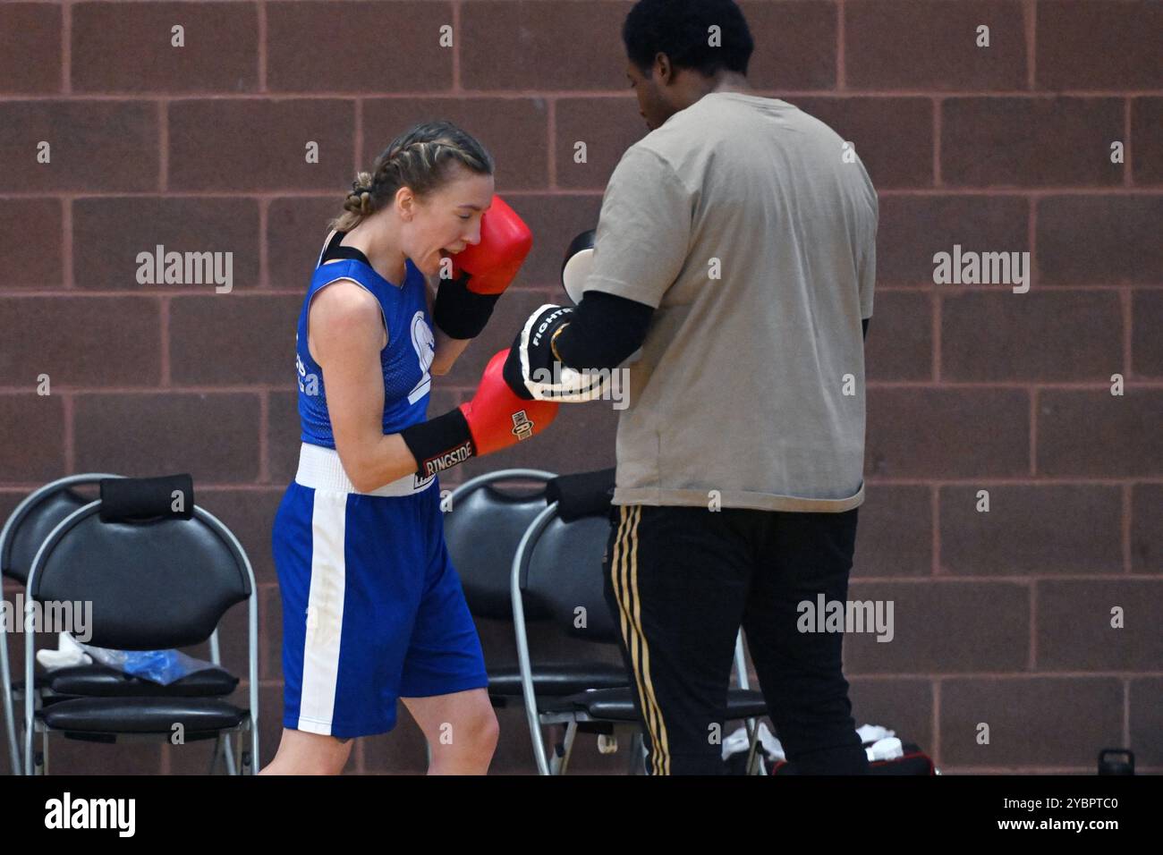 Columbus, Ohio, Usa. Oktober 2024. Columbus' Alayna Reckner (links) wärmt sich auf, bevor sie sich der Elise Bell der Air Force in der 135 kg schweren Damenklasse beim Buckeye Brawl 2024 in Columbus, Ohio, USA, stellt. Quelle: Brent Clark/Alamy Live News Stockfoto