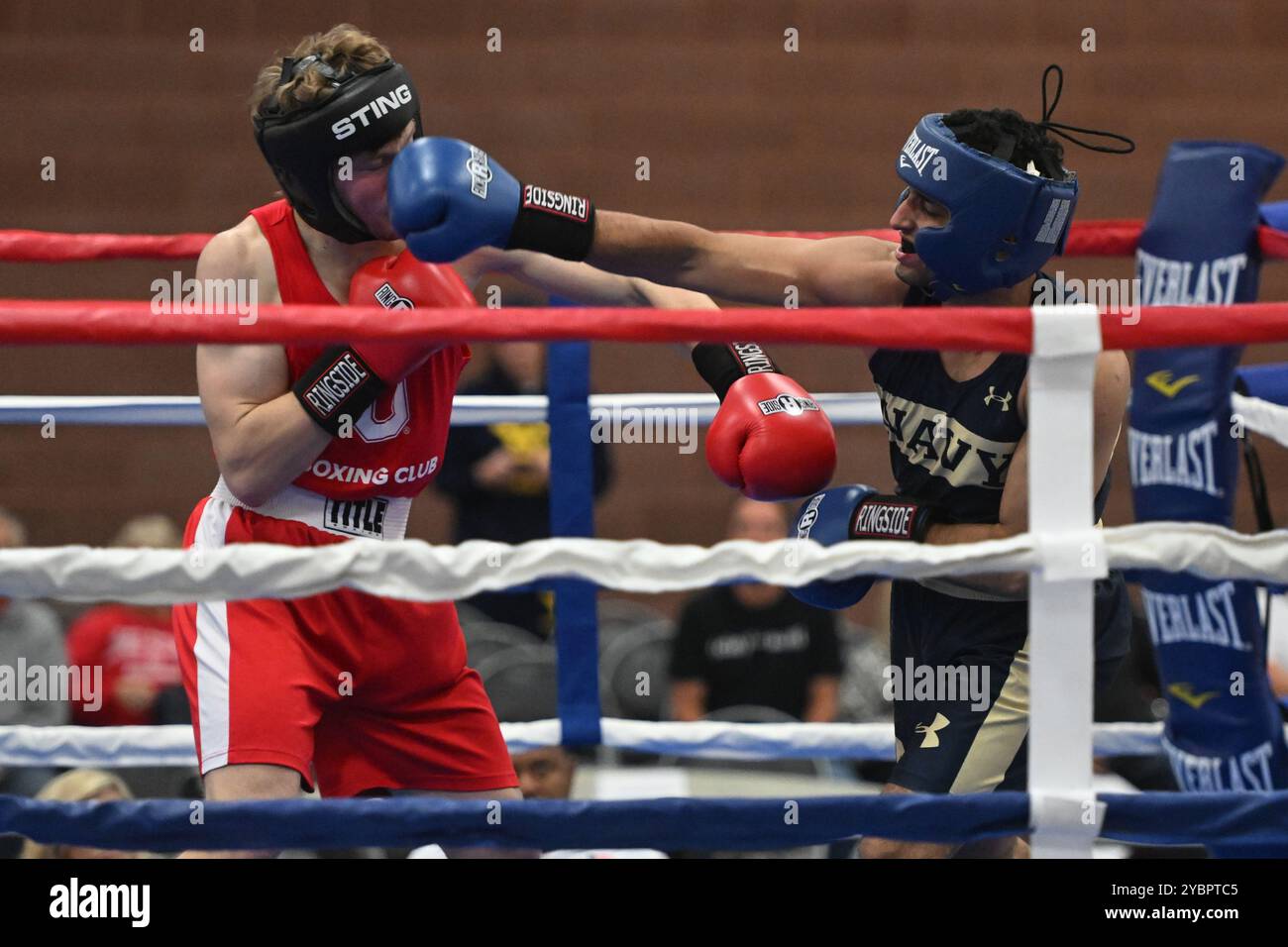 Columbus, Ohio, Usa. Oktober 2024. Malek Ghodhbani von der US Naval Academy schlägt Aidan Poling von der Ohio State University beim Buckeye Brawl 2024 in Columbus, Ohio, USA in die Kategorie Men's 172lb. Quelle: Brent Clark/Alamy Live News Stockfoto