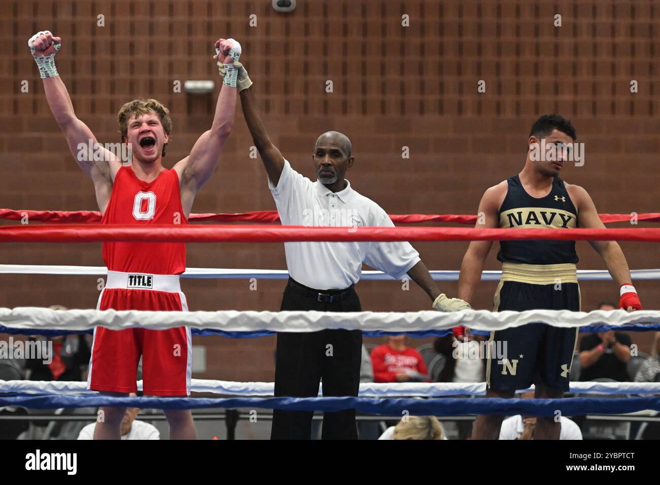 Columbus, Ohio, Usa. Oktober 2024. Der Aidan Poling (rot) des Bundesstaates Ohio setzt sich beim Buckeye Brawl 2024 in Columbus (Ohio) gegen Malek Ghodhbani (schwarz) durch. Quelle: Brent Clark/Alamy Live News Stockfoto