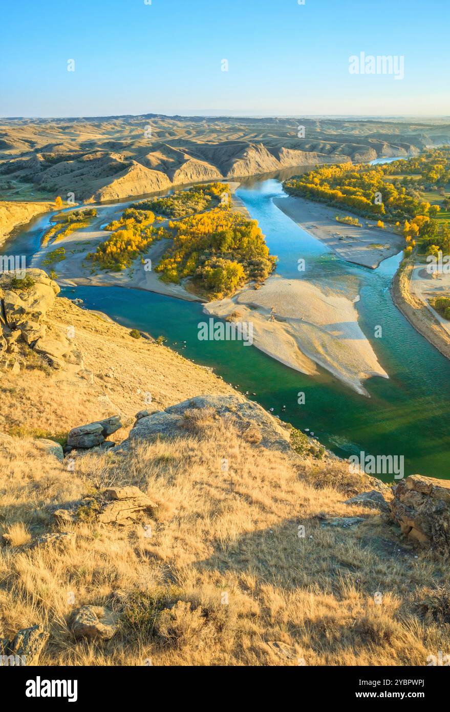 Herbstfarben entlang des Gelbsteinflusses unterhalb eines malerischen Aussichtspunkts im Naturgebiet Four Dances in der Nähe von Billings, montana Stockfoto