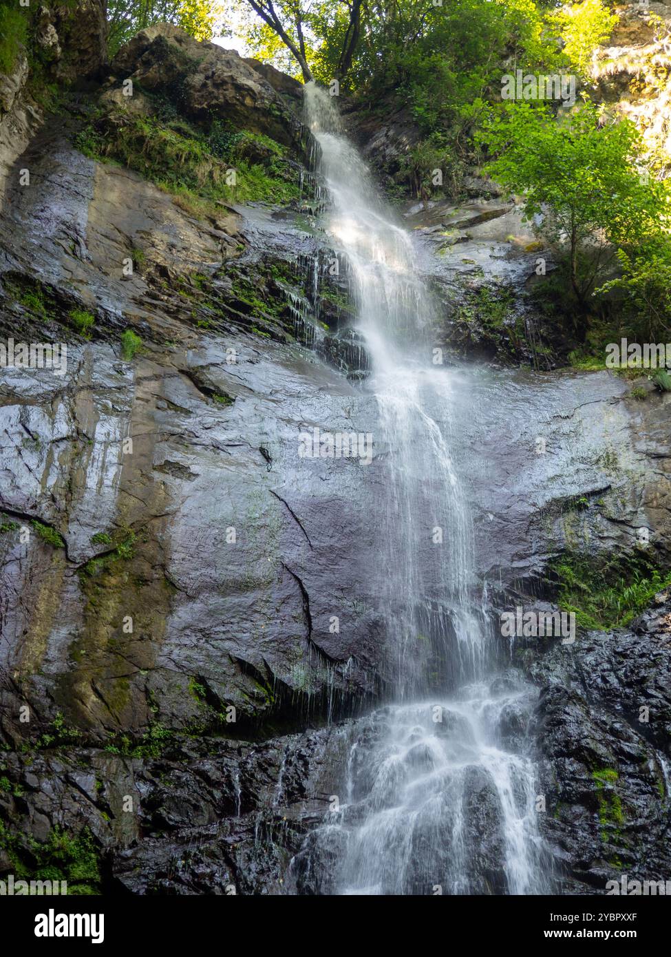 Wasserfall in den Bergen. Vertikaler Wasserfluss. Die Natur Georgiens. Makhuntseti Wasserfall Stockfoto