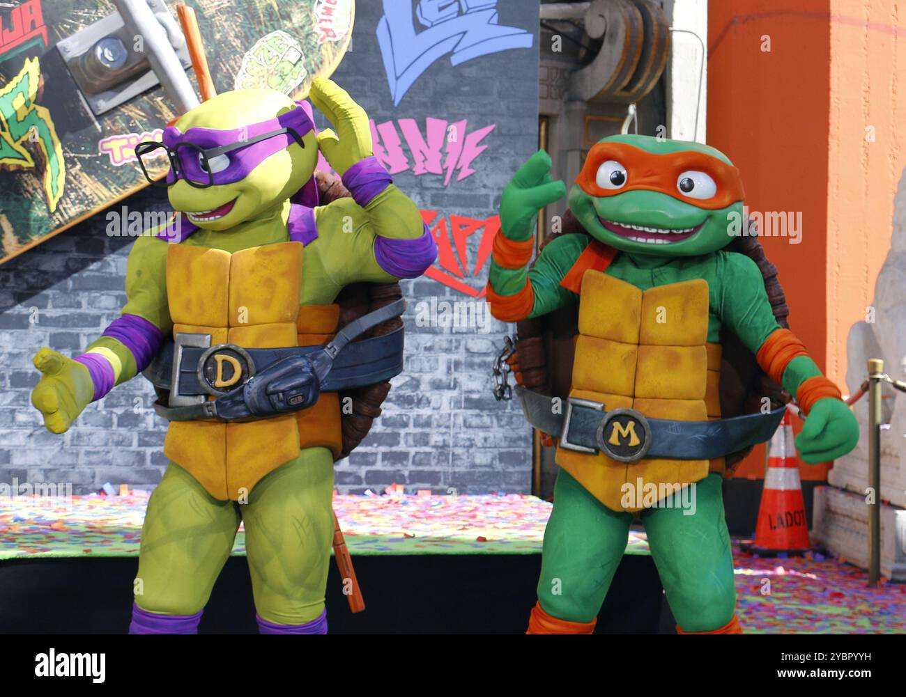 Leonardo, Donatello, Michaelangelo und Raphael beim Teenage Mutant Ninja Turtles Handabdruck in Zementzeremonie, der am 7. September 2023 im TCL Chinese Theatre in Hollywood, USA, abgehalten wurde. Stockfoto