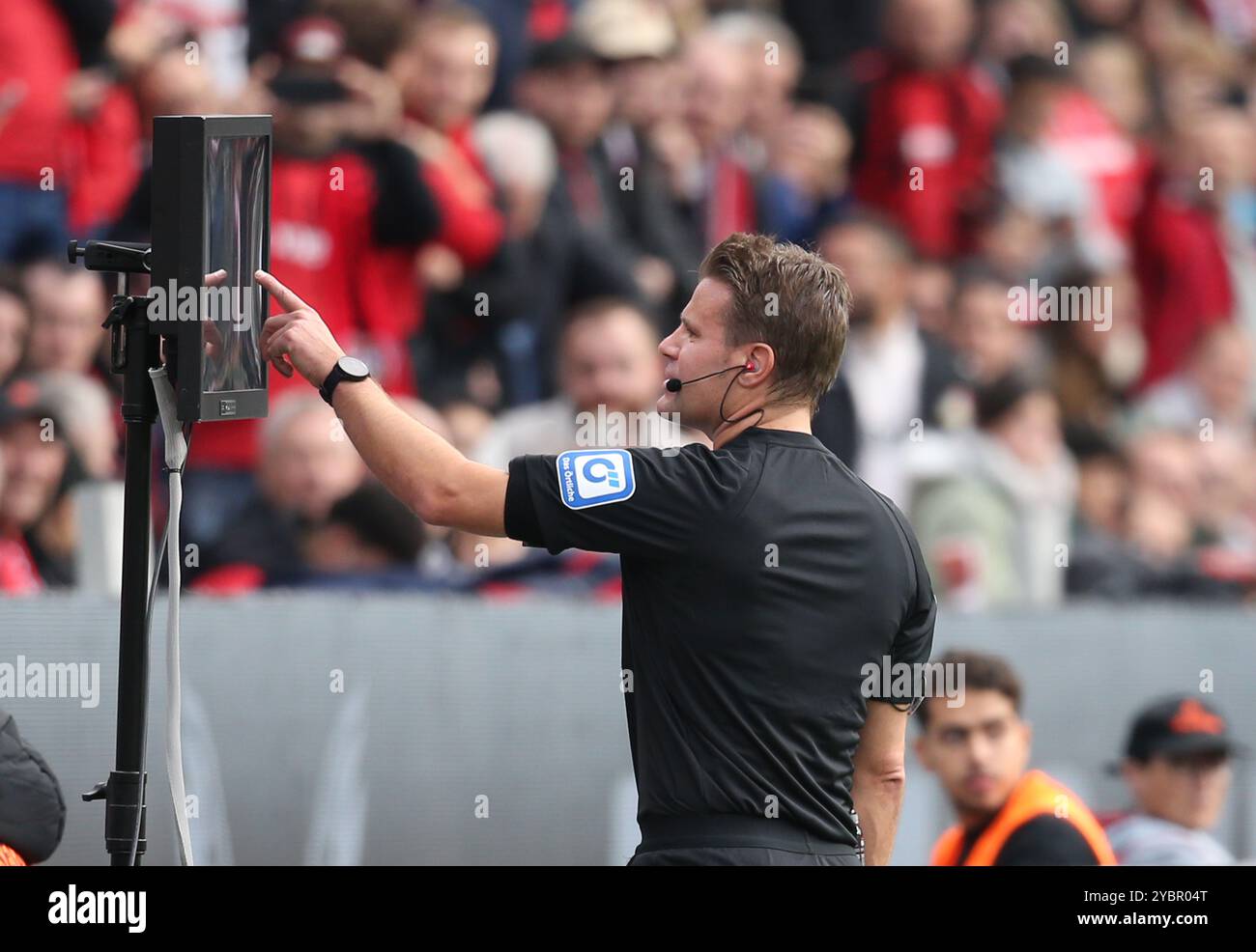 Leverkusen, Deutschland. Oktober 2024. Schiedsrichter Felix Brych beobachtet den Video Assistant Schiedsrichter (VAR) während des Bundesliga-Spiels zwischen Leverkusen und Eintracht Frankfurt im BayArena Stadion. ( Endresultat; Bayer 04 Leverkusen 2:1 Eintracht Frankfurt Credit: SOPA Images Limited/Alamy Live News Stockfoto