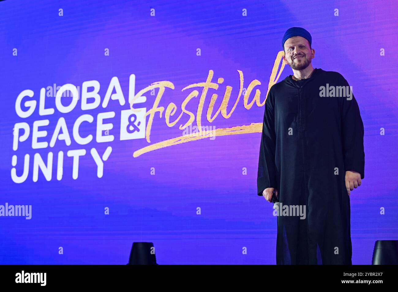 LONDON, GROSSBRITANNIEN. Oktober 2024. Gebet von Imam Qari Baker - internationaler Koranreziter und Absolvent der Koranwissenschaften an der Al-Azhar University, Absolvent der Ausstellung Global Peace & Unity Festival 2024 in Excel London, Großbritannien. (Foto von 李世惠/siehe Li/Picture Capital) Credit: Siehe Li/Picture Capital/Alamy Live News Stockfoto