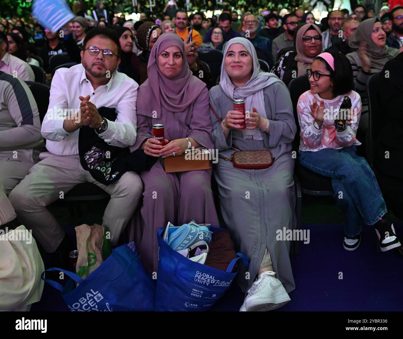LONDON, GROSSBRITANNIEN. Oktober 2024. Gebet von Imam Qari Baker - internationaler Koranreziter und Absolvent der Koranwissenschaften an der Al-Azhar University, Absolvent der Ausstellung Global Peace & Unity Festival 2024 in Excel London, Großbritannien. (Foto von 李世惠/siehe Li/Picture Capital) Credit: Siehe Li/Picture Capital/Alamy Live News Stockfoto