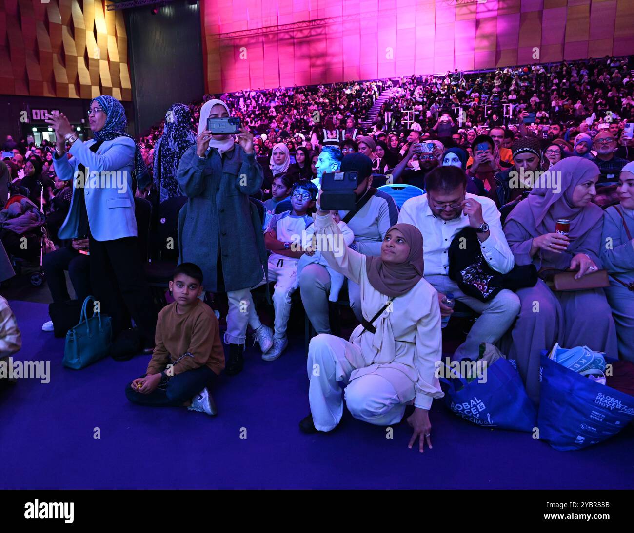 LONDON, GROSSBRITANNIEN. Oktober 2024. Gebet von Imam Qari Baker - internationaler Koranreziter und Absolvent der Koranwissenschaften an der Al-Azhar University, Absolvent der Ausstellung Global Peace & Unity Festival 2024 in Excel London, Großbritannien. (Foto von 李世惠/siehe Li/Picture Capital) Credit: Siehe Li/Picture Capital/Alamy Live News Stockfoto