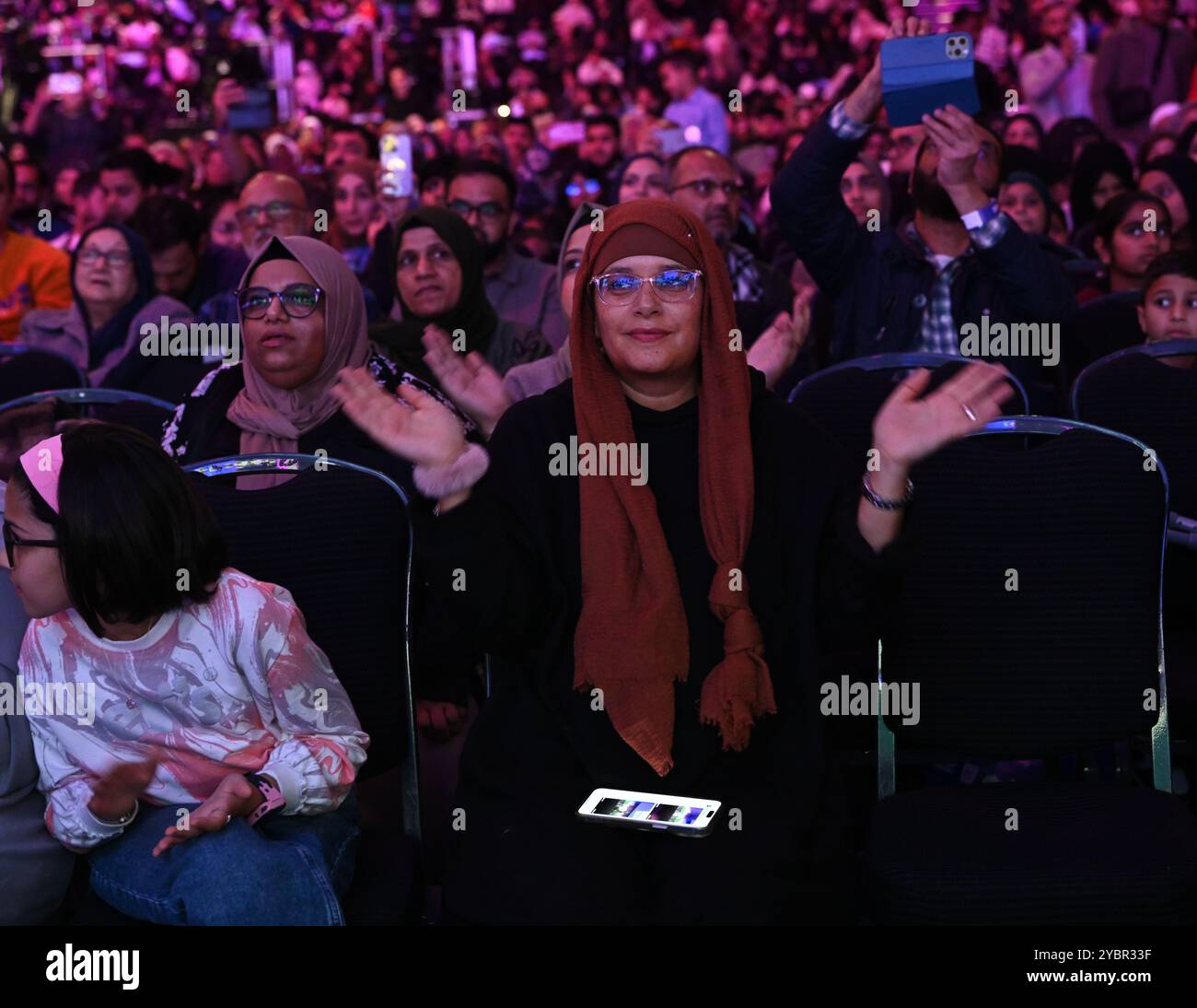 LONDON, GROSSBRITANNIEN. Oktober 2024. Gebet von Imam Qari Baker - internationaler Koranreziter und Absolvent der Koranwissenschaften an der Al-Azhar University, Absolvent der Ausstellung Global Peace & Unity Festival 2024 in Excel London, Großbritannien. (Foto von 李世惠/siehe Li/Picture Capital) Credit: Siehe Li/Picture Capital/Alamy Live News Stockfoto