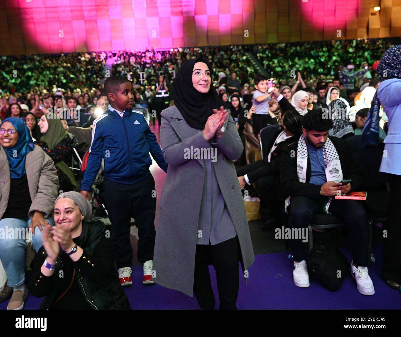 LONDON, GROSSBRITANNIEN. Oktober 2024. Gebet von Imam Qari Baker - internationaler Koranreziter und Absolvent der Koranwissenschaften an der Al-Azhar University, Absolvent der Ausstellung Global Peace & Unity Festival 2024 in Excel London, Großbritannien. (Foto von 李世惠/siehe Li/Picture Capital) Credit: Siehe Li/Picture Capital/Alamy Live News Stockfoto