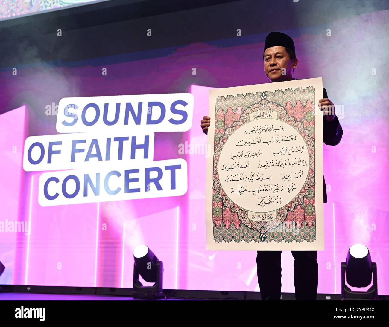 LONDON, GROSSBRITANNIEN. Oktober 2024. Gebet von Imam Qari Baker - internationaler Koranreziter und Absolvent der Koranwissenschaften an der Al-Azhar University, Absolvent der Ausstellung Global Peace & Unity Festival 2024 in Excel London, Großbritannien. (Foto von 李世惠/siehe Li/Picture Capital) Credit: Siehe Li/Picture Capital/Alamy Live News Stockfoto