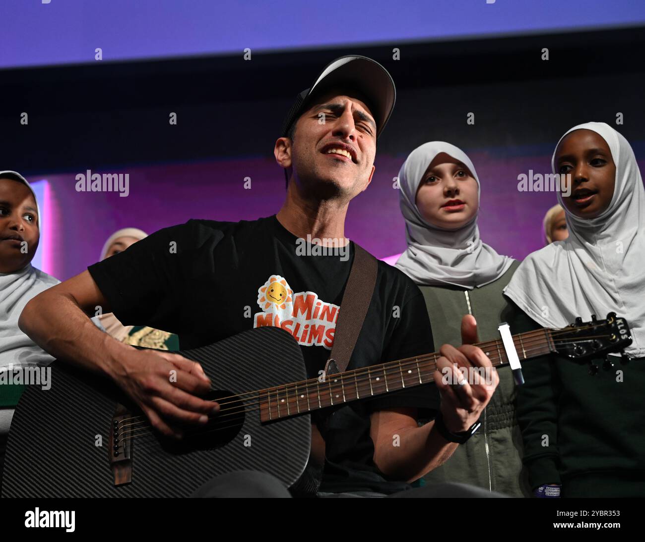 LONDON, GROSSBRITANNIEN. Oktober 2024. Der große Sing Up Chor mit Raef tritt auf dem Global Peace & Unity Festival 2024 Exhibition im Excel London, Großbritannien, auf. (Foto von 李世惠/siehe Li/Picture Capital) Credit: Siehe Li/Picture Capital/Alamy Live News Stockfoto