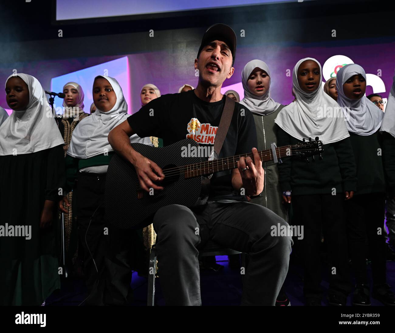 LONDON, GROSSBRITANNIEN. Oktober 2024. Der große Sing Up Chor mit Raef tritt auf dem Global Peace & Unity Festival 2024 Exhibition im Excel London, Großbritannien, auf. (Foto von 李世惠/siehe Li/Picture Capital) Credit: Siehe Li/Picture Capital/Alamy Live News Stockfoto