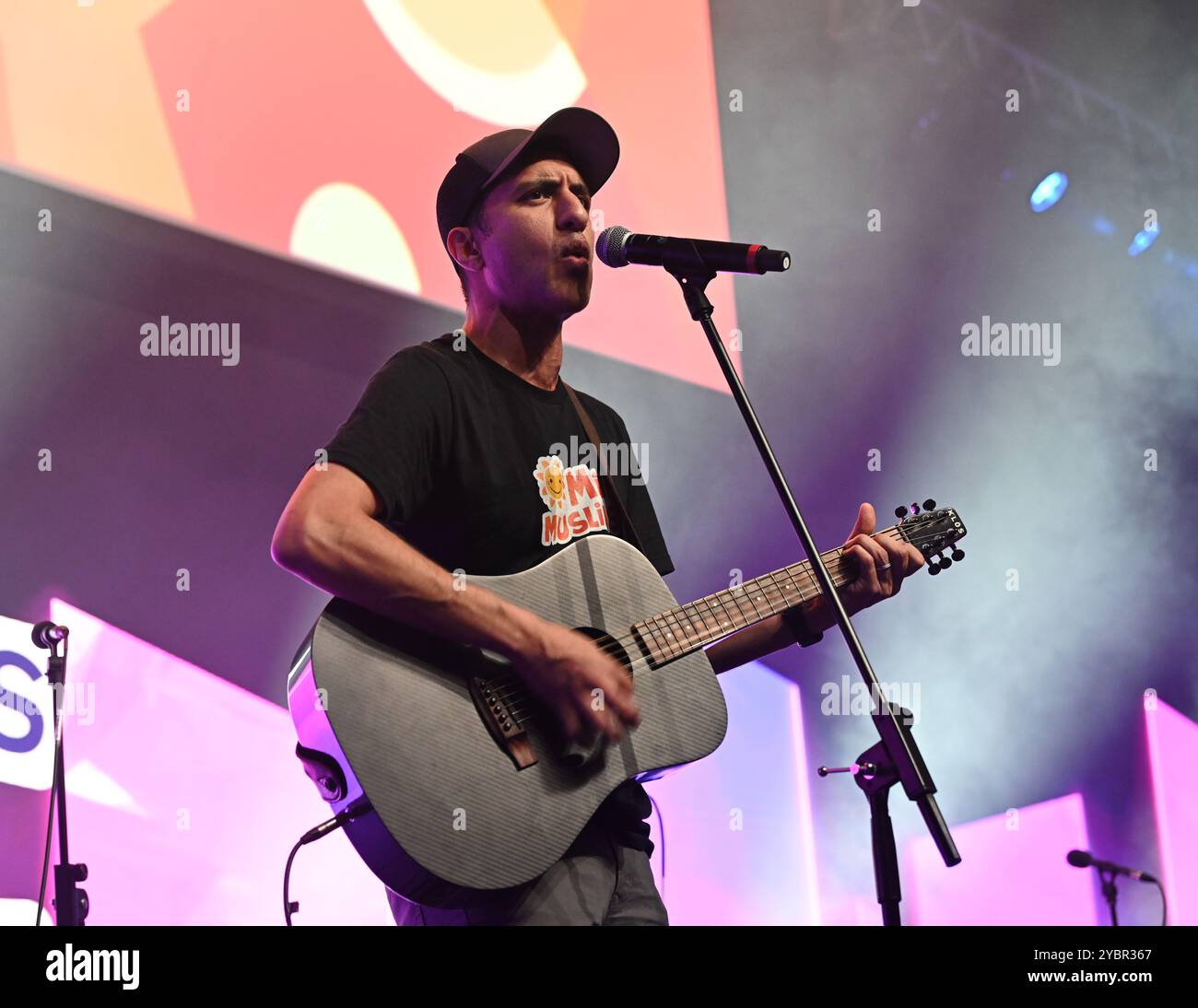 LONDON, GROSSBRITANNIEN. Oktober 2024. Der große Sing Up Chor mit Raef tritt auf dem Global Peace & Unity Festival 2024 Exhibition im Excel London, Großbritannien, auf. (Foto von 李世惠/siehe Li/Picture Capital) Credit: Siehe Li/Picture Capital/Alamy Live News Stockfoto