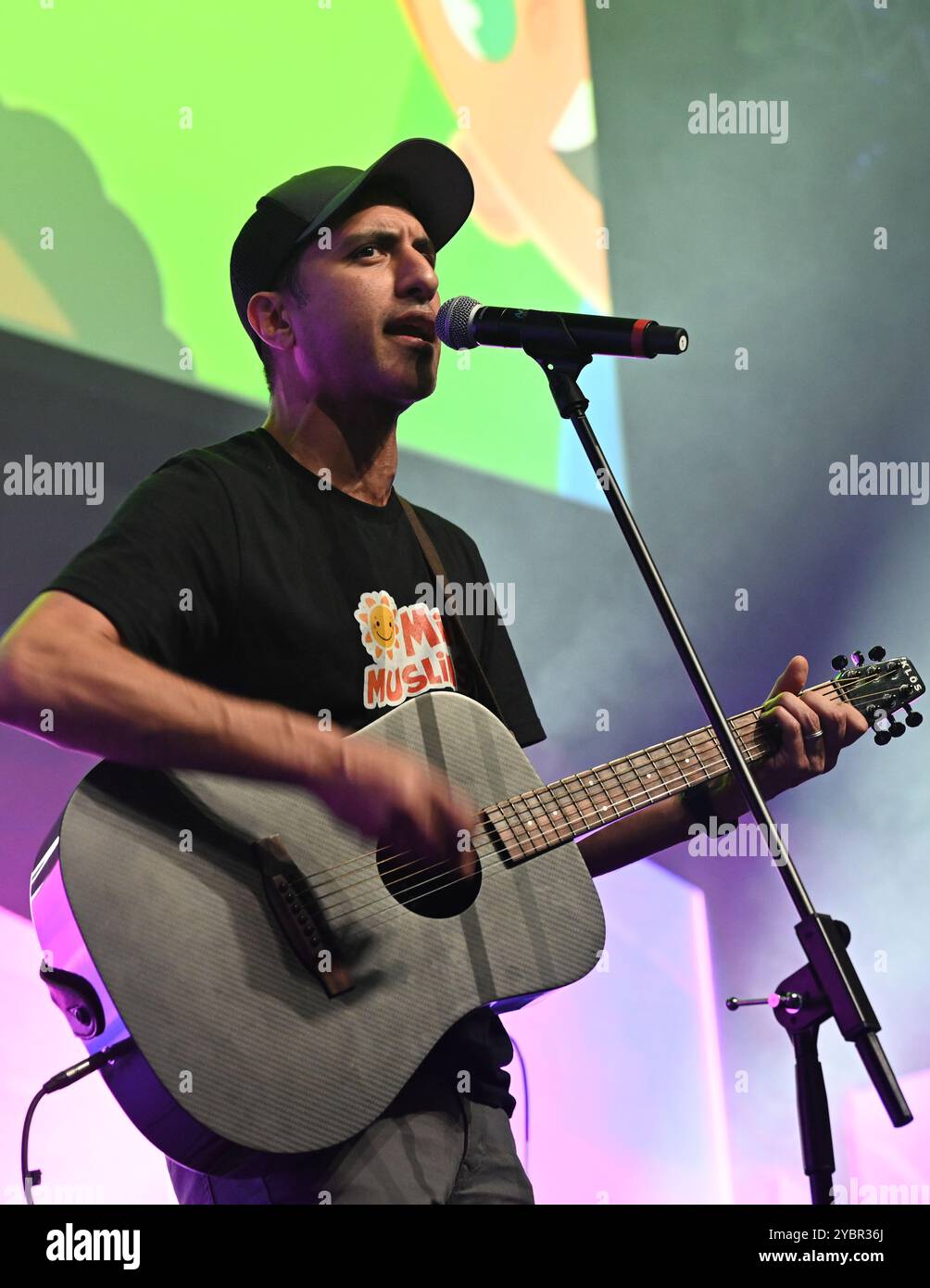 LONDON, GROSSBRITANNIEN. Oktober 2024. Der große Sing Up Chor mit Raef tritt auf dem Global Peace & Unity Festival 2024 Exhibition im Excel London, Großbritannien, auf. (Foto von 李世惠/siehe Li/Picture Capital) Credit: Siehe Li/Picture Capital/Alamy Live News Stockfoto