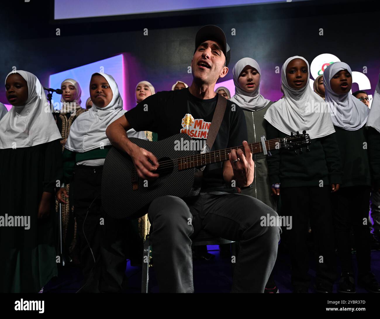 LONDON, GROSSBRITANNIEN. Oktober 2024. Der große Sing Up Chor mit Raef tritt auf dem Global Peace & Unity Festival 2024 Exhibition im Excel London, Großbritannien, auf. (Foto von 李世惠/siehe Li/Picture Capital) Credit: Siehe Li/Picture Capital/Alamy Live News Stockfoto