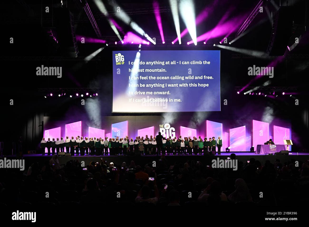 LONDON, GROSSBRITANNIEN. Oktober 2024. Voice of Peace Choir Performance tritt beim Global Peace & Unity Festival 2024 in Excel London auf. (Foto von 李世惠/siehe Li/Picture Capital) Credit: Siehe Li/Picture Capital/Alamy Live News Stockfoto