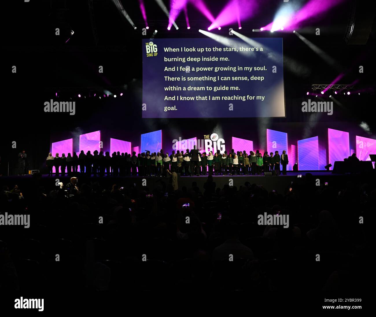 LONDON, GROSSBRITANNIEN. Oktober 2024. Voice of Peace Choir Performance tritt beim Global Peace & Unity Festival 2024 in Excel London auf. (Foto von 李世惠/siehe Li/Picture Capital) Credit: Siehe Li/Picture Capital/Alamy Live News Stockfoto