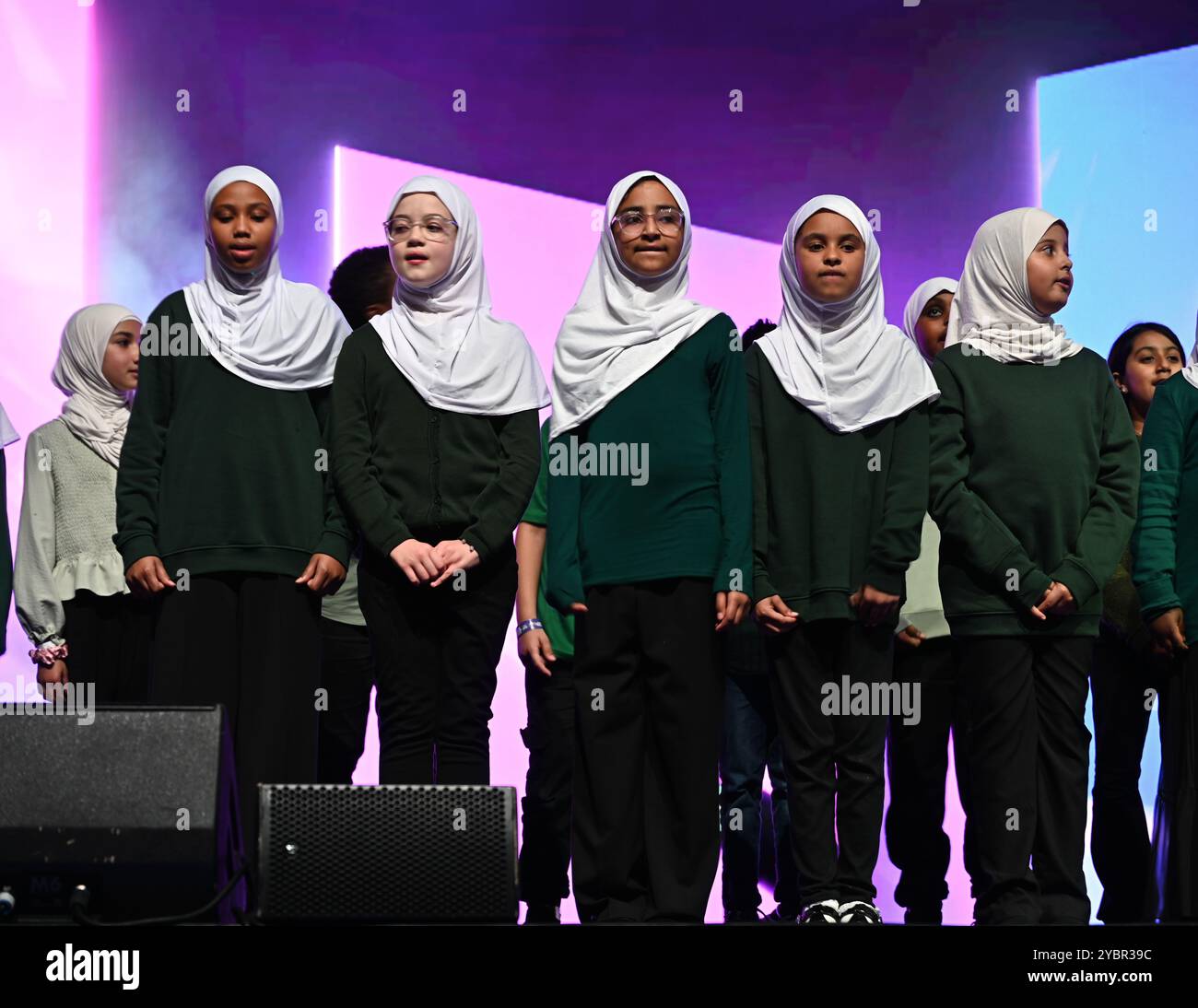 LONDON, GROSSBRITANNIEN. Oktober 2024. Voice of Peace Choir Performance tritt beim Global Peace & Unity Festival 2024 in Excel London auf. (Foto von 李世惠/siehe Li/Picture Capital) Credit: Siehe Li/Picture Capital/Alamy Live News Stockfoto