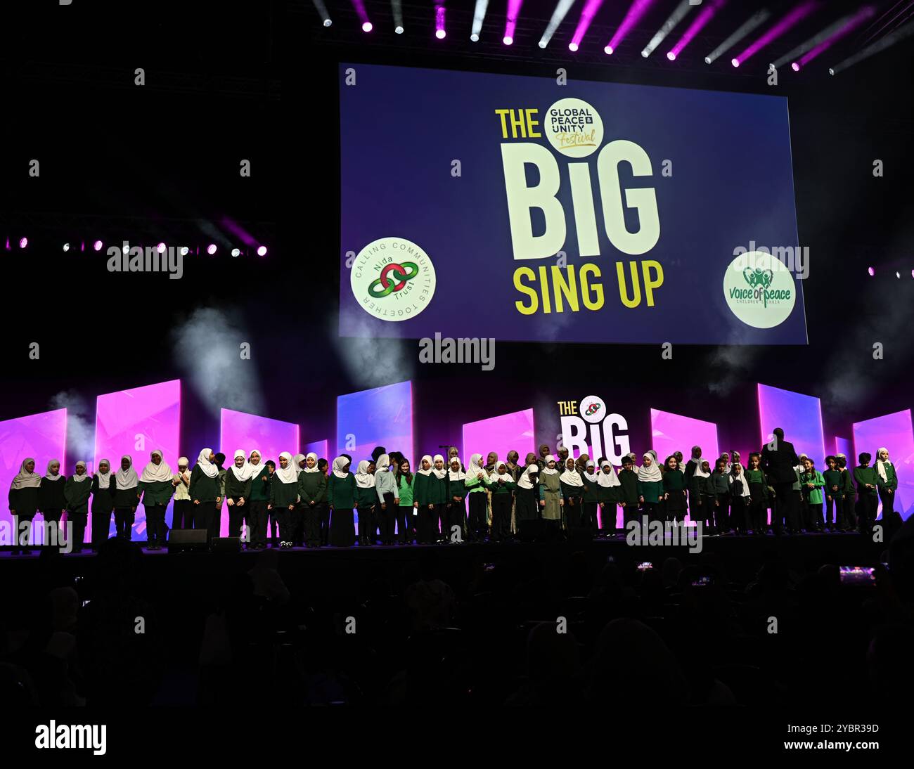 LONDON, GROSSBRITANNIEN. Oktober 2024. Voice of Peace Choir Performance tritt beim Global Peace & Unity Festival 2024 in Excel London auf. (Foto von 李世惠/siehe Li/Picture Capital) Credit: Siehe Li/Picture Capital/Alamy Live News Stockfoto