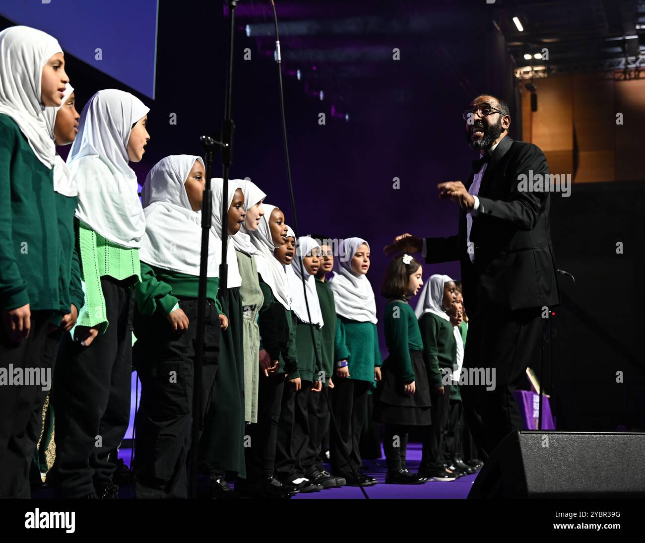 LONDON, GROSSBRITANNIEN. Oktober 2024. Voice of Peace Choir Performance tritt beim Global Peace & Unity Festival 2024 in Excel London auf. (Foto von 李世惠/siehe Li/Picture Capital) Credit: Siehe Li/Picture Capital/Alamy Live News Stockfoto