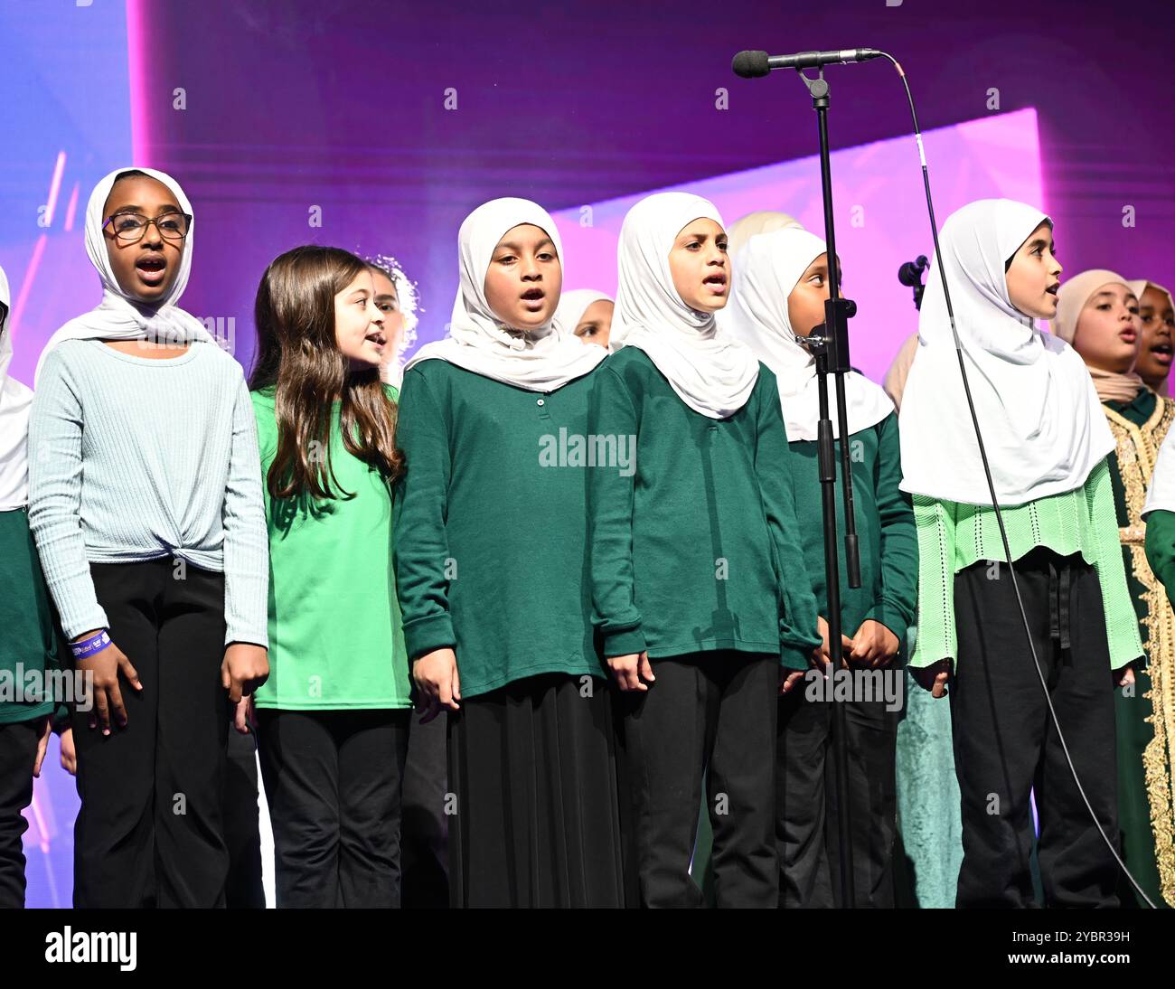 LONDON, GROSSBRITANNIEN. Oktober 2024. Voice of Peace Choir Performance tritt beim Global Peace & Unity Festival 2024 in Excel London auf. (Foto von 李世惠/siehe Li/Picture Capital) Credit: Siehe Li/Picture Capital/Alamy Live News Stockfoto