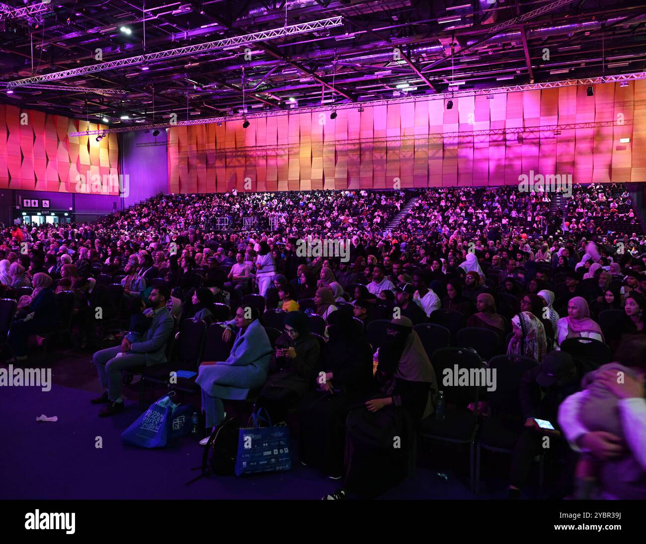 LONDON, GROSSBRITANNIEN. Oktober 2024. Gebet von Imam Qari Baker - internationaler Koranreziter und Absolvent der Koranwissenschaften an der Al-Azhar University, Absolvent der Ausstellung Global Peace & Unity Festival 2024 in Excel London, Großbritannien. (Foto von 李世惠/siehe Li/Picture Capital) Credit: Siehe Li/Picture Capital/Alamy Live News Stockfoto
