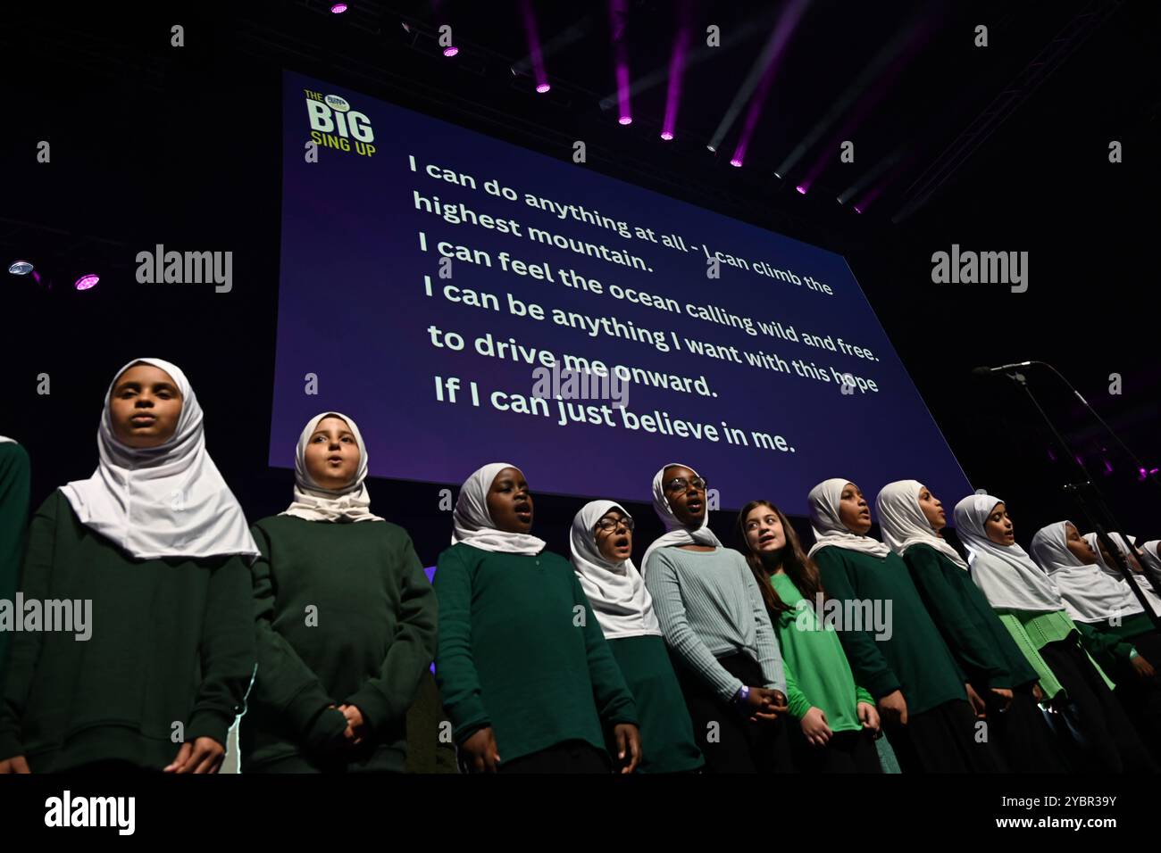 LONDON, GROSSBRITANNIEN. Oktober 2024. Voice of Peace Choir Performance tritt beim Global Peace & Unity Festival 2024 in Excel London auf. (Foto von 李世惠/siehe Li/Picture Capital) Credit: Siehe Li/Picture Capital/Alamy Live News Stockfoto