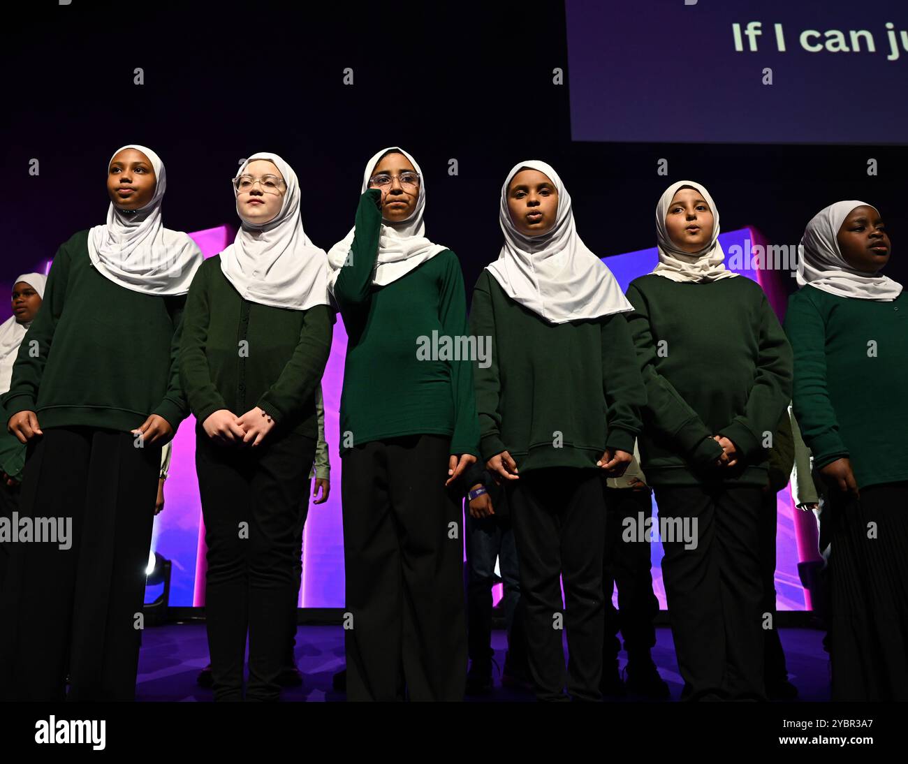 LONDON, GROSSBRITANNIEN. Oktober 2024. Voice of Peace Choir Performance tritt beim Global Peace & Unity Festival 2024 in Excel London auf. (Foto von 李世惠/siehe Li/Picture Capital) Credit: Siehe Li/Picture Capital/Alamy Live News Stockfoto