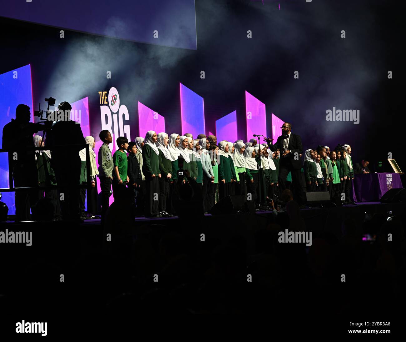 LONDON, GROSSBRITANNIEN. Oktober 2024. Voice of Peace Choir Performance tritt beim Global Peace & Unity Festival 2024 in Excel London auf. (Foto von 李世惠/siehe Li/Picture Capital) Credit: Siehe Li/Picture Capital/Alamy Live News Stockfoto