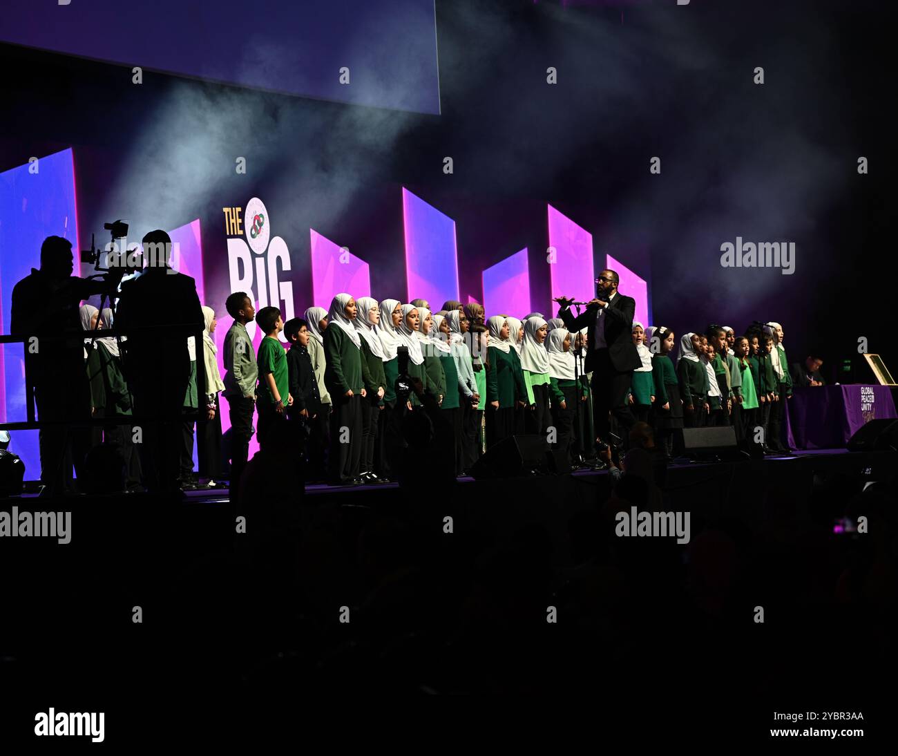LONDON, GROSSBRITANNIEN. Oktober 2024. Voice of Peace Choir Performance tritt beim Global Peace & Unity Festival 2024 in Excel London auf. (Foto von 李世惠/siehe Li/Picture Capital) Credit: Siehe Li/Picture Capital/Alamy Live News Stockfoto