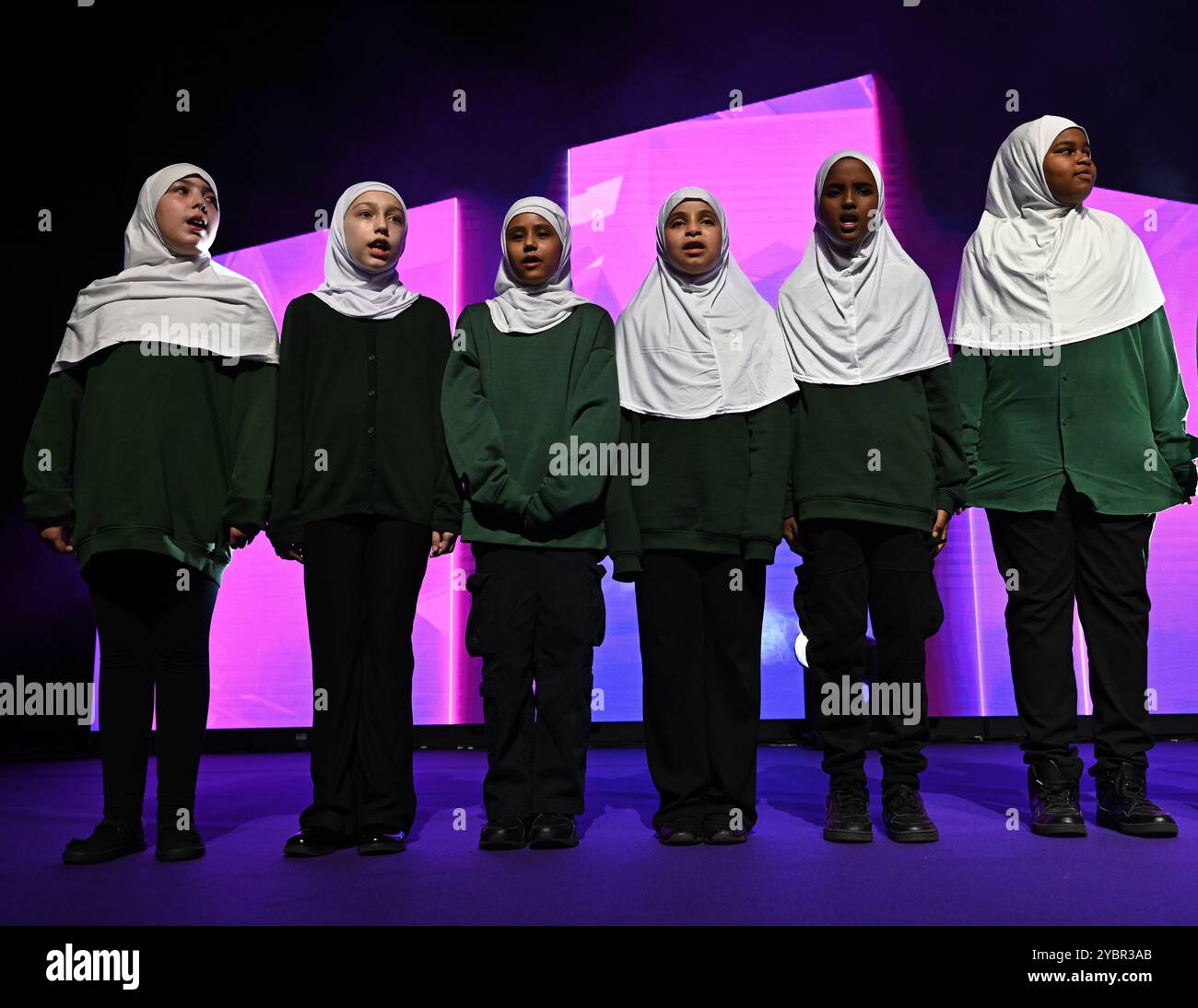 LONDON, GROSSBRITANNIEN. Oktober 2024. Voice of Peace Choir Performance tritt beim Global Peace & Unity Festival 2024 in Excel London auf. (Foto von 李世惠/siehe Li/Picture Capital) Credit: Siehe Li/Picture Capital/Alamy Live News Stockfoto