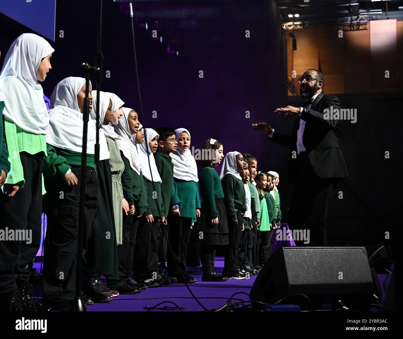 LONDON, GROSSBRITANNIEN. Oktober 2024. Voice of Peace Choir Performance tritt beim Global Peace & Unity Festival 2024 in Excel London auf. (Foto von 李世惠/siehe Li/Picture Capital) Credit: Siehe Li/Picture Capital/Alamy Live News Stockfoto