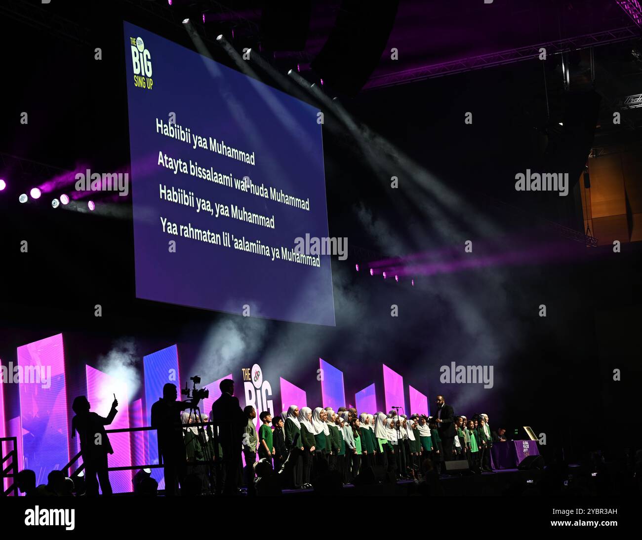 LONDON, GROSSBRITANNIEN. Oktober 2024. Voice of Peace Choir Performance tritt beim Global Peace & Unity Festival 2024 in Excel London auf. (Foto von 李世惠/siehe Li/Picture Capital) Credit: Siehe Li/Picture Capital/Alamy Live News Stockfoto