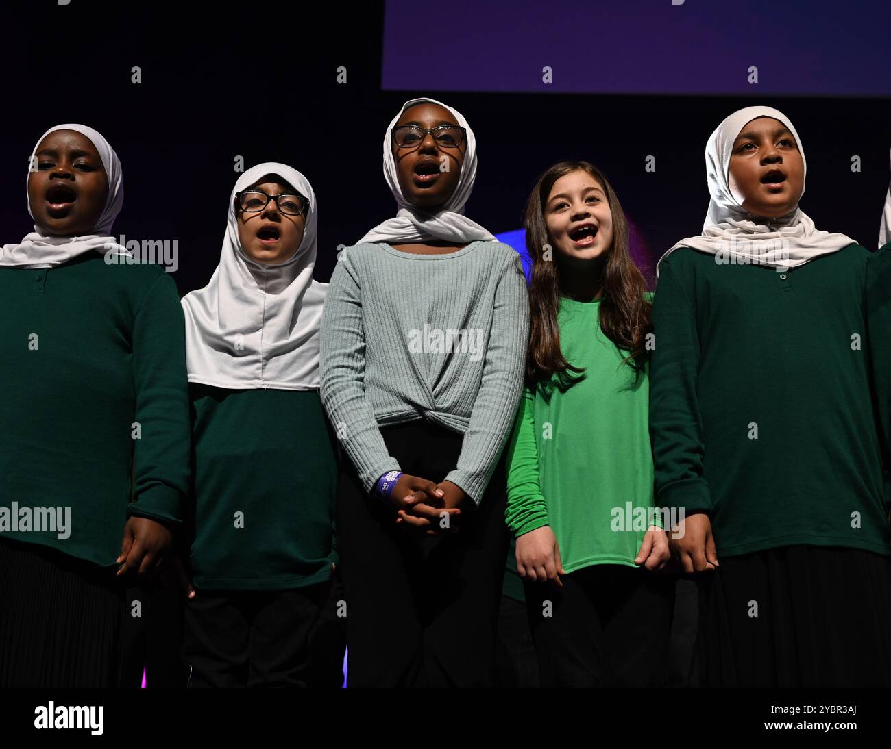 LONDON, GROSSBRITANNIEN. Oktober 2024. Voice of Peace Choir Performance tritt beim Global Peace & Unity Festival 2024 in Excel London auf. (Foto von 李世惠/siehe Li/Picture Capital) Credit: Siehe Li/Picture Capital/Alamy Live News Stockfoto