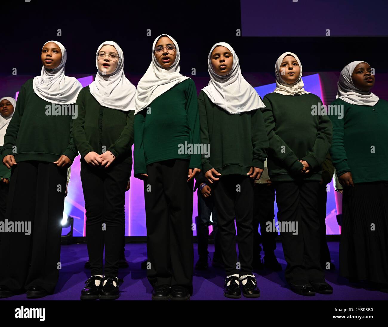 LONDON, GROSSBRITANNIEN. Oktober 2024. Voice of Peace Choir Performance tritt beim Global Peace & Unity Festival 2024 in Excel London auf. (Foto von 李世惠/siehe Li/Picture Capital) Credit: Siehe Li/Picture Capital/Alamy Live News Stockfoto