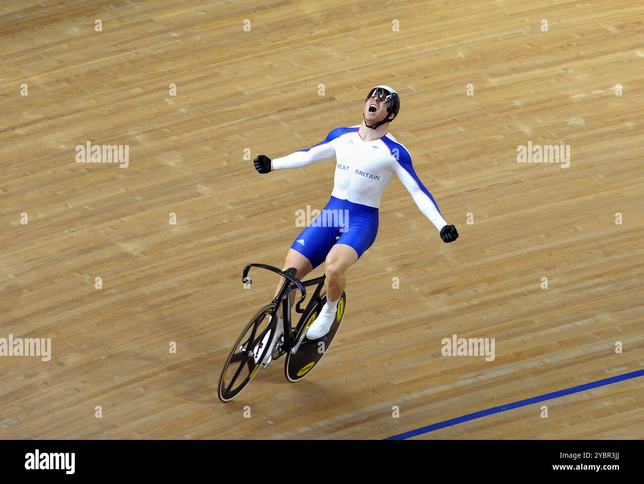 Dateifoto vom 19./08/08: Sir Chris Hoy gewann Gold beim Men's Sprint Final bei den Olympischen Spielen 2008 in Peking. Der sechsmalige Olympiasieger hat angekündigt, dass sein Krebs tödlich ist und hat nach Angaben der Sunday Times noch zwei bis vier Jahre zu leben. Ausgabedatum: Samstag, 19. Oktober 2024. Stockfoto