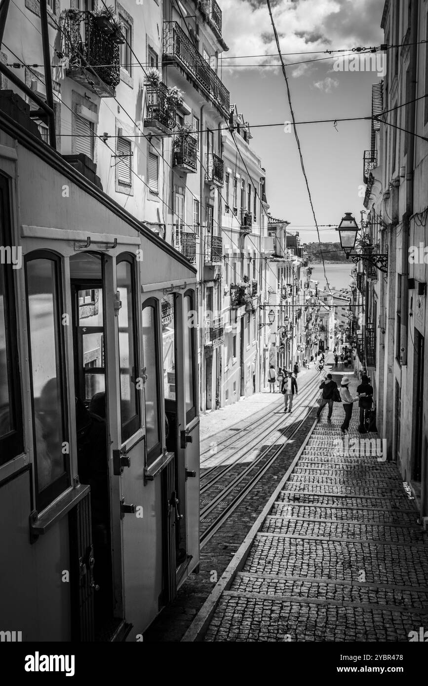 Berühmte historische Ascensor da Bica in der Altstadt von Lissabon, Portugal, Tajo im Hintergrund Stockfoto
