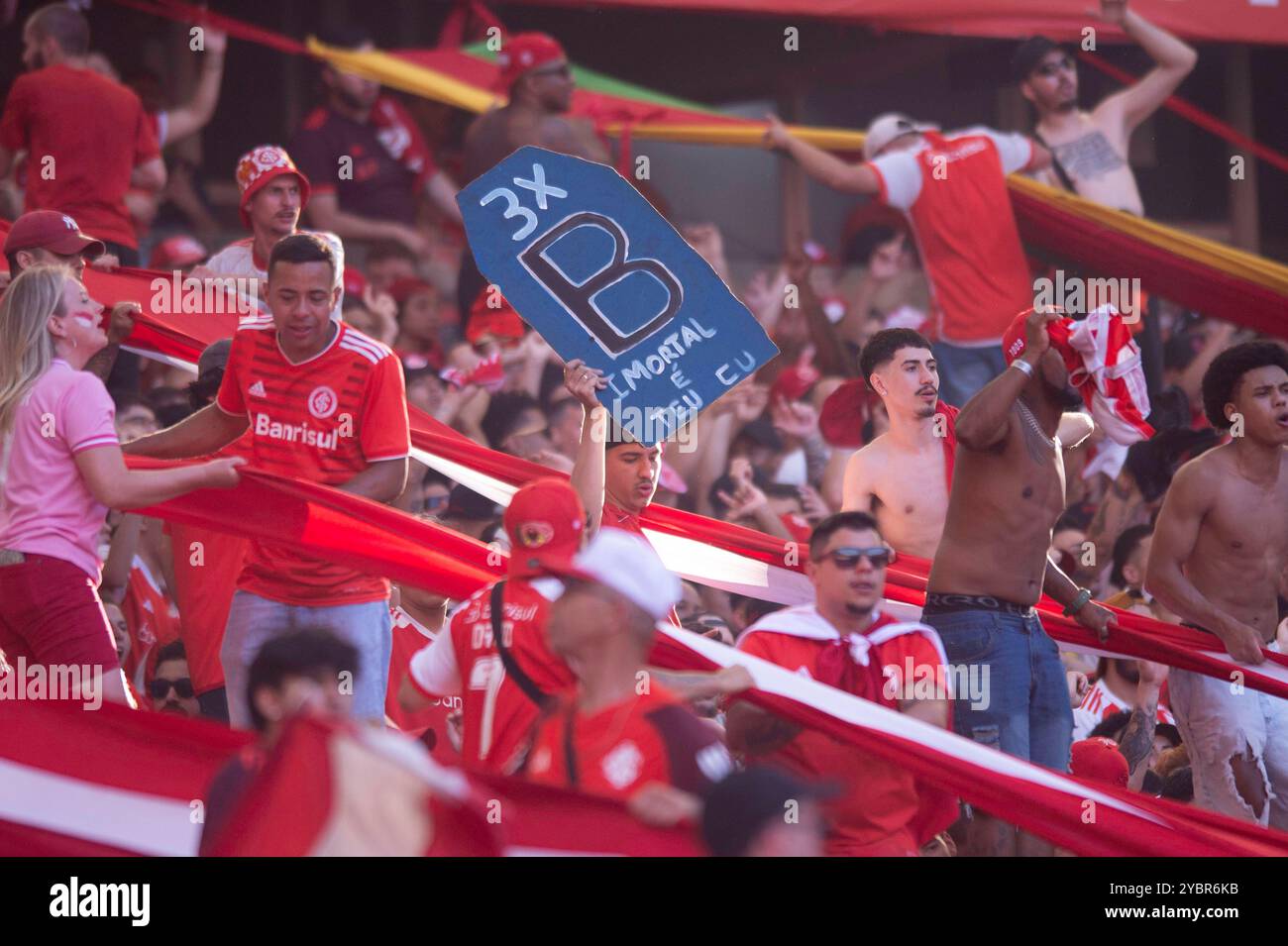 Porto Alegre, Brasilien. Oktober 2024. Internationale Fans während des Spiels zwischen Internacional und Gremio für die brasilianische Serie A 2024 im Beira-Rio Stadion in Porto Alegre am 19. Oktober 2024 Foto: Max Peixoto/DiaEsportivo/Alamy Live News Credit: DiaEsportivo/Alamy Live News Stockfoto