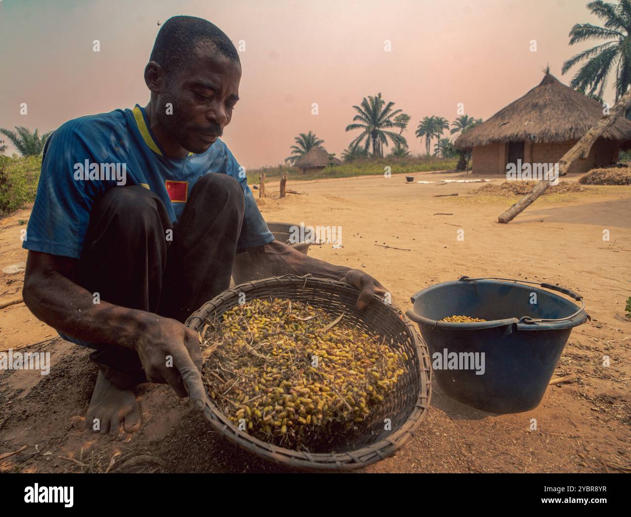 République Démocratique du Congo, Tshikenda, 24.08.2023. Kabuayi Bomba, Agriculteur du Kasai Central, fait le vannage de ses haricots dans un van dans Stockfoto